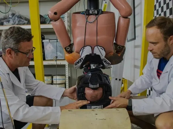 Unser Engineering-Team verbindet jahrzehntelange Erfahrung mit modernster Technologie, um Schutzausrüstung zu entwickeln, die neue Branchenstandards setzt.